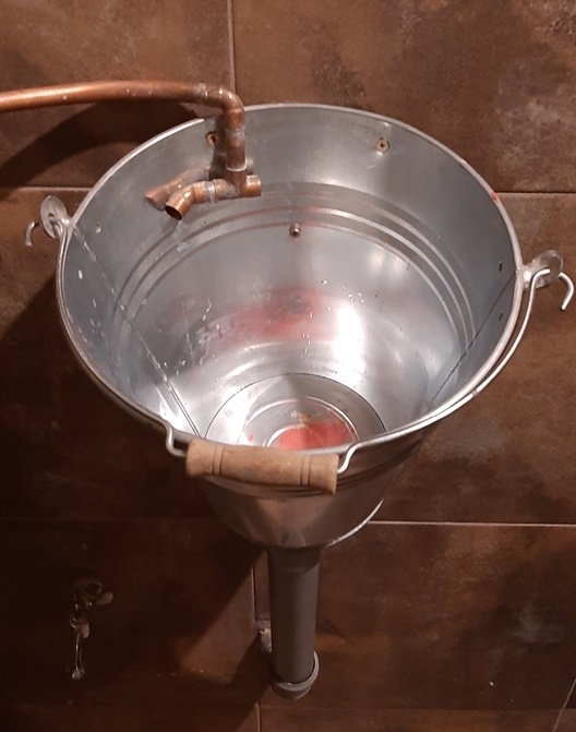 Vízöblítéses hányóvödör