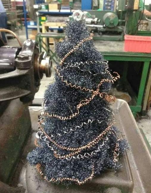 Karácsony az esztergályos műhelyben