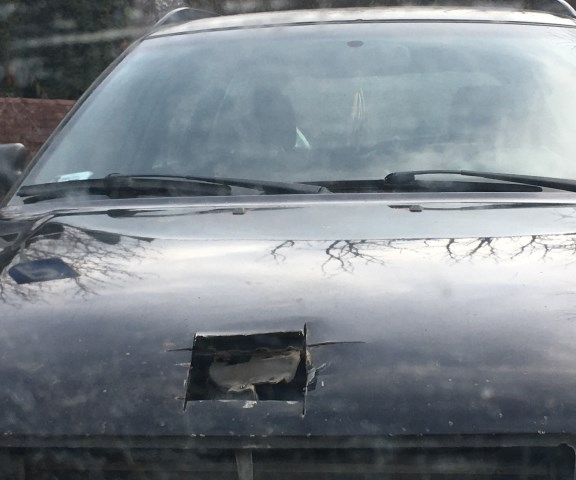 Főnök! Nem nyílik a motorháztető