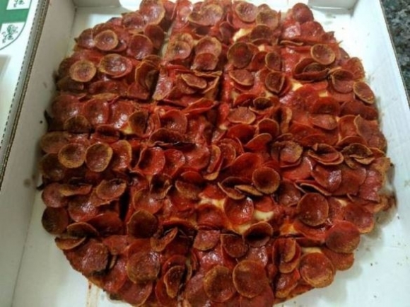 Ilyen egy rendes kolbászos pizza