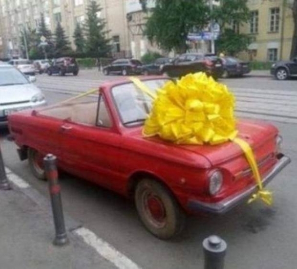 Valaki meglepte a párját egy kabrióval