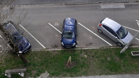 Parasztparkoló rovatunk ma az egri Csákány utcából jelentkezik