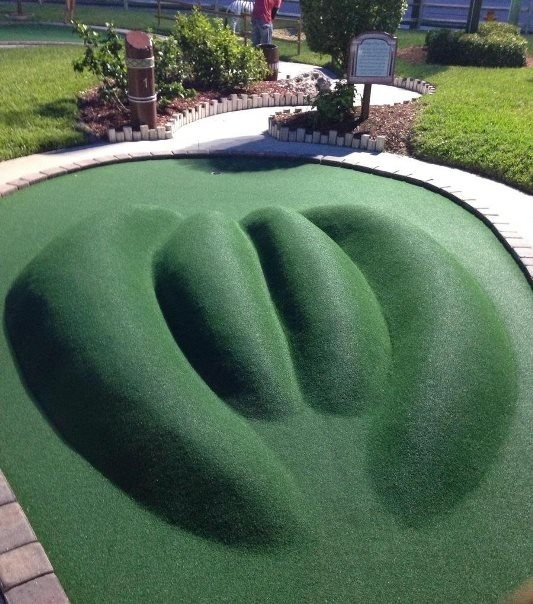 Egy minigolf pályán járunk