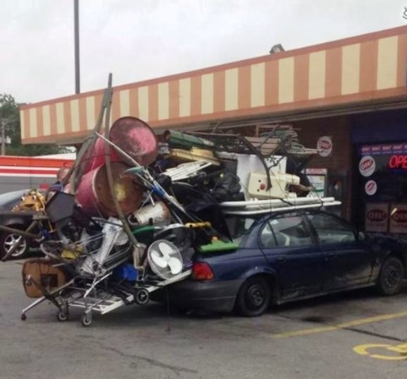 Költözik az idiótája