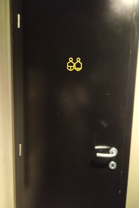 Amikor kilincsel a kezedben szarsz be, mert nem tudod, hogy melyik a férfi WC