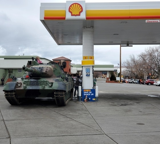 Ő vajon milyen áron tankolhat?