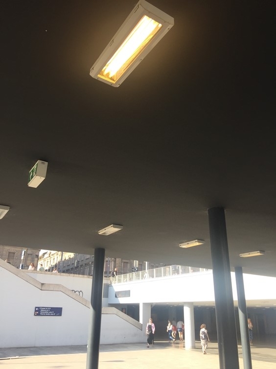 Keleti pályaudvar, verőfényes nappal