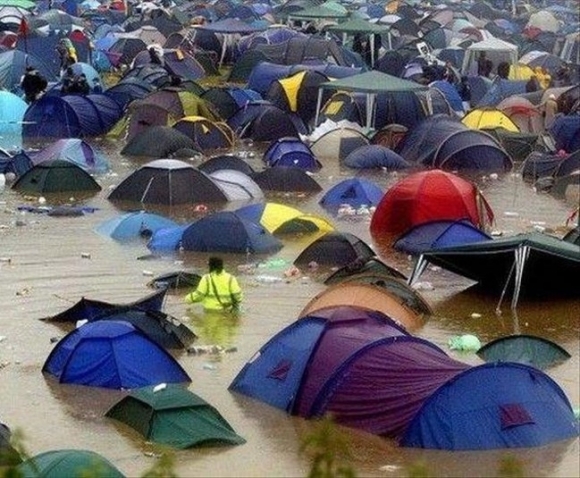 Lecsapott a vihar, elmosta az eső a fesztivált