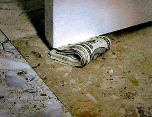 Ajtókitámasztó gazdagéknál