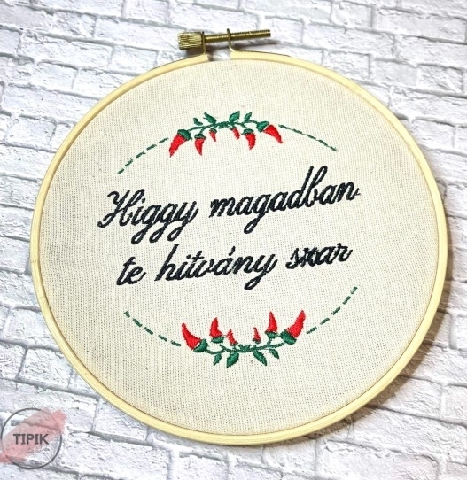 Már hímzett fali dísz formájában is kapható