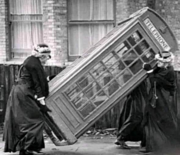 Egy fotó a legelső hordozható telefonról