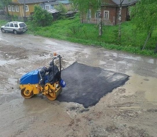 Emberünk hétvégén, esőben is melózik