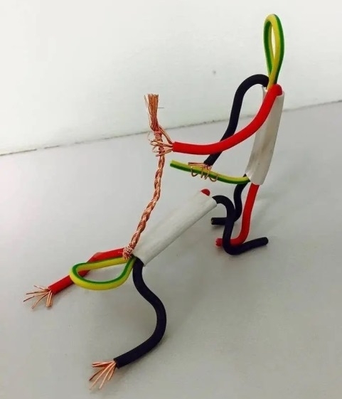 Amikor egy villanyszerelőnek túl sok a szabadideje