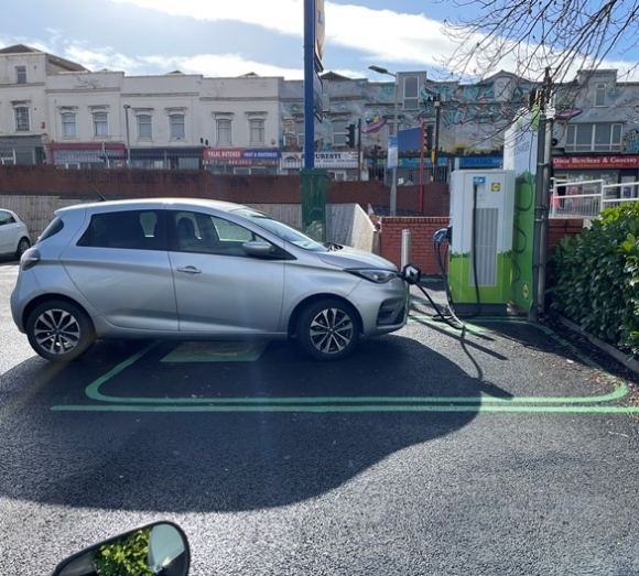 Sikerült neki szépen beállni evvel a hatalmas autóval