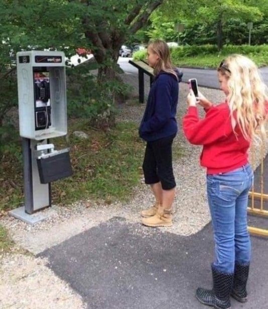 Mai fiatalok meglátogatnak egy középkori romot