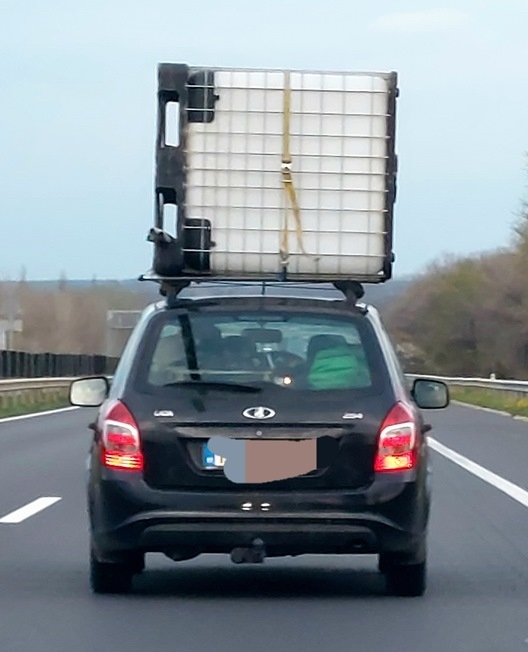 Köbös tartály Ladával a pályán