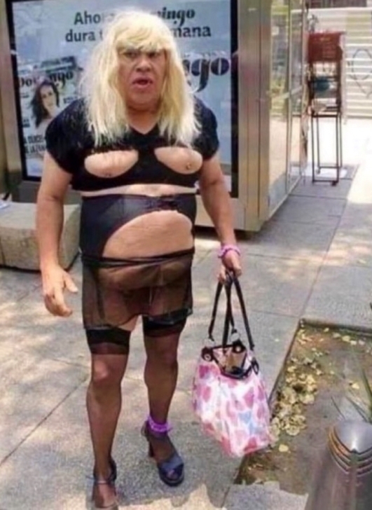 Sanyi néni ma a megszokottnál is szexibb ruhában pózol