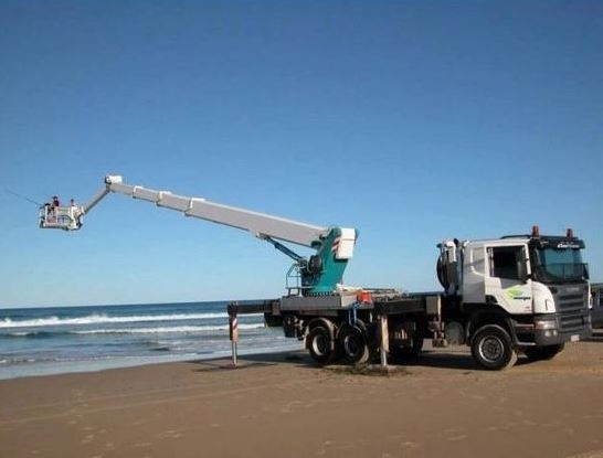 Hősünk kivett mára egy nap szabit, és elment a céges autóval horgászni