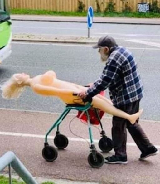 Elvitte kicsit sétálni a babáját az öreg