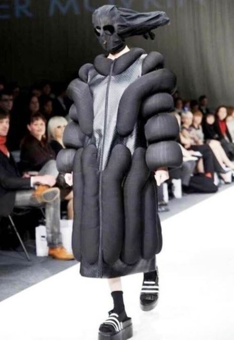 Nem tudom, hogy a divattervezők mit szívnak, de kemény cucc lehet!