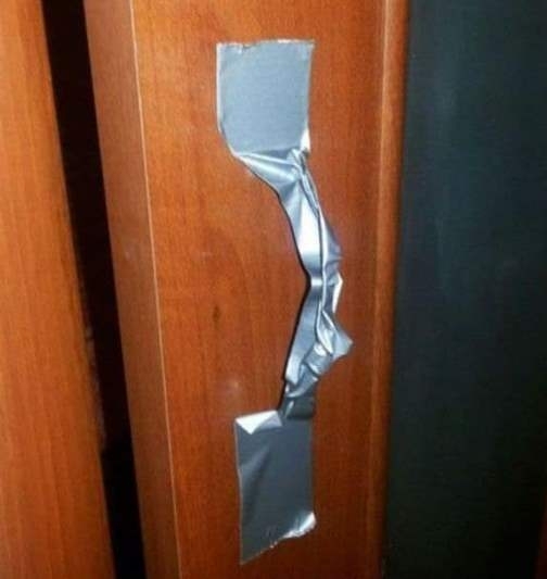 Józsi, kellene egy kilincs a szekrényajtóra