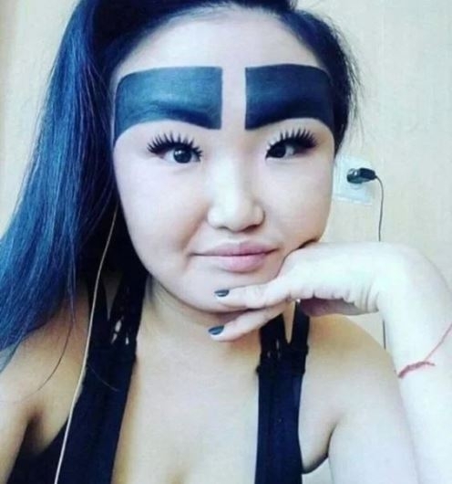 Ez történik, ha festőhengerrel sminkel egy csaj