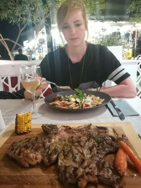 Kérsz belőle egy falatot, cicám?