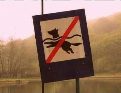 Furcsa táblák a strandon