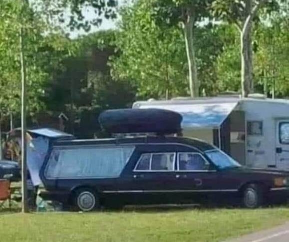 Amikor olyan jó arc a főni, hogy még nyaralni is elenged a céges autóval!