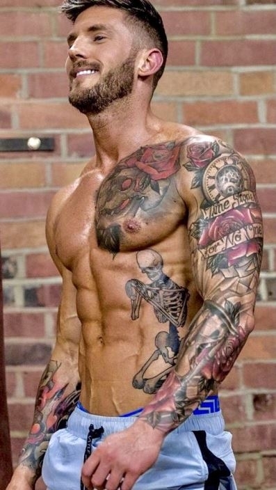 Sportos tetovált szépfiú a csajoknak