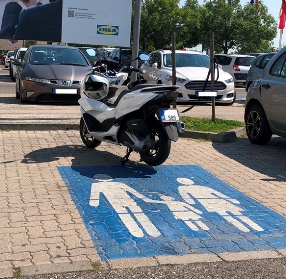 A parasztparkoló rovat mai nyertese egy robogós