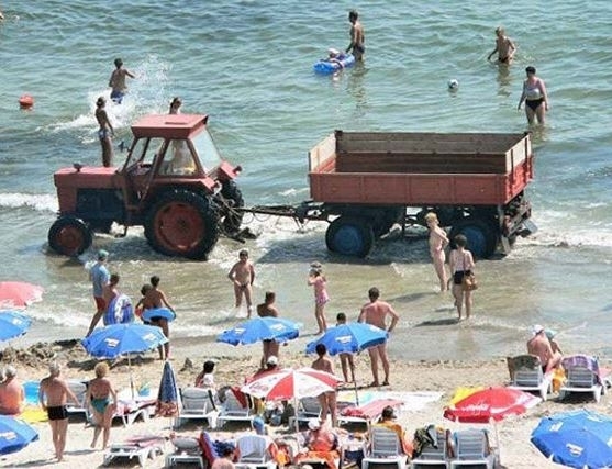 Emberünk az aratás után leugrott a partra kicsit megmártózni