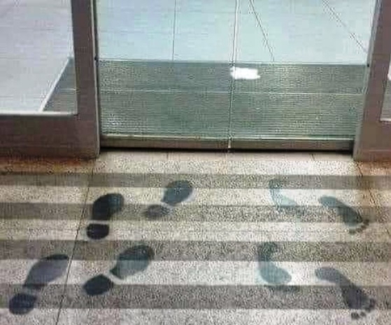 Egy művész tiltakozó alkotása egy milánói bank bejáratánál