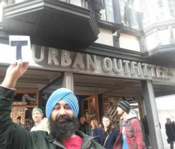 Poénkodik az öreg Szakál Berci