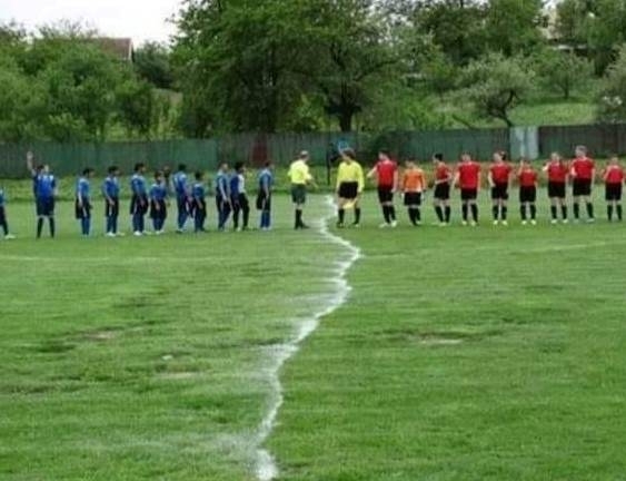 A focipálya felfestését a helyi sportbüfé támogatta