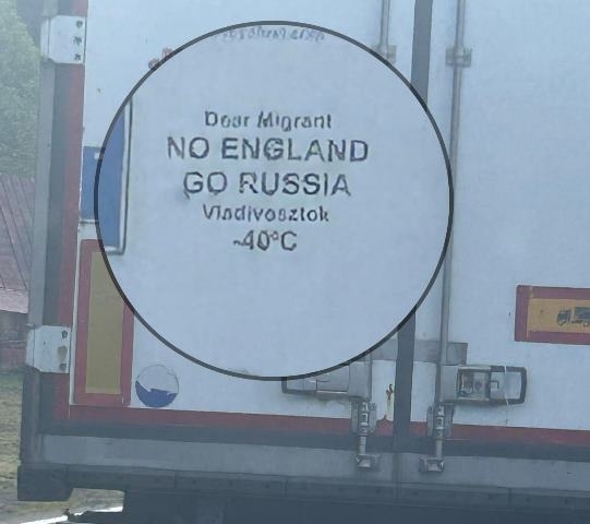 Gondolom a sofőrnek volt már pár kellemetlen élménye a migránsokkal