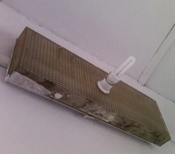 Szóltak a szakinak, hogy kiégett a lépcsőházban a neon