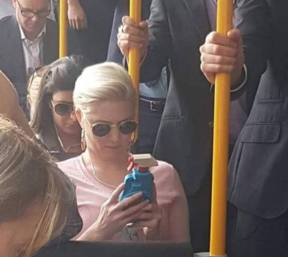 Amikor bármit is olvasol, csak ne kelljen az emberekre nézni a buszon