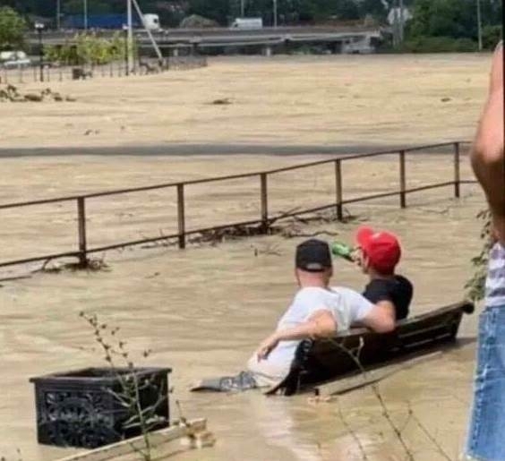 Amikor romokban az életed, de leszarod, mert már hozzászoktál