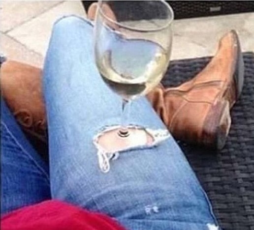 Kiderült, hogy miért olyan nagy divat manapság a lyukas farmer