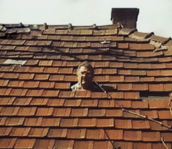 A szomszédom, amikor felbontok egy üveg pezsgőt