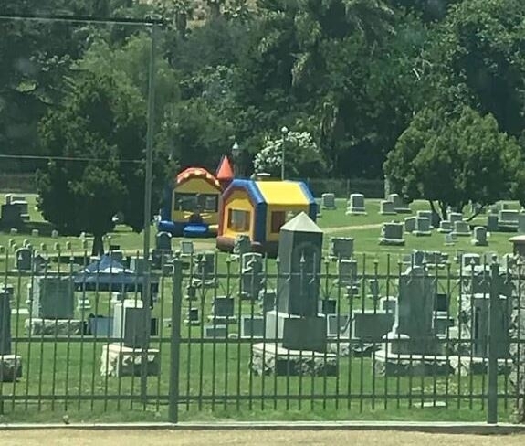 Vittek egy kis vidámságot a temetőbe