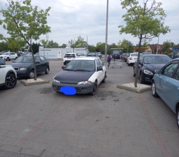 Parasztparkoló rovatunk a szolnoki Tescó parkolójából jelentkezik