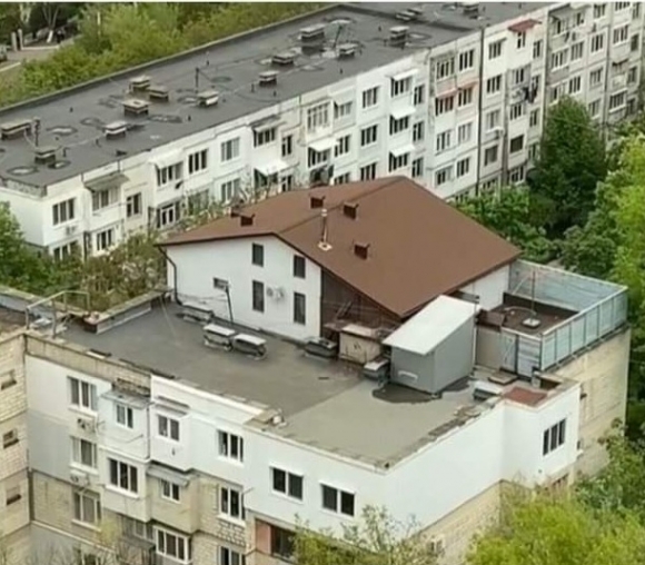 Kétszintes családi házat épített a panel tetejére