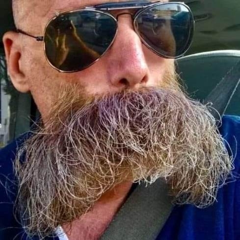 Csókkirálynak hívják a háta mögött