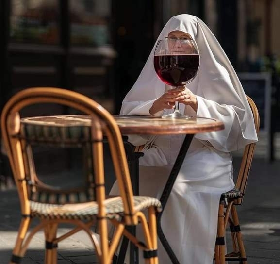 Végre vasárnap, lehet inni egy pofa bort