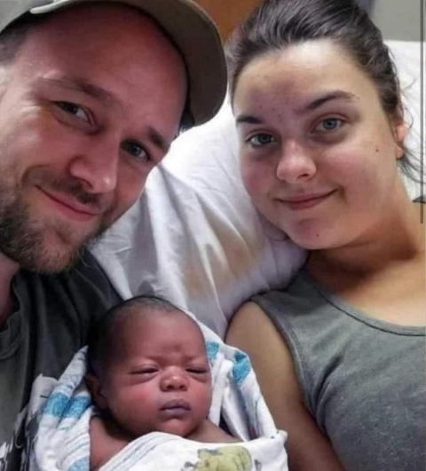 Állítólag azért lett fekete, mert a férje túl sok csokit eszik