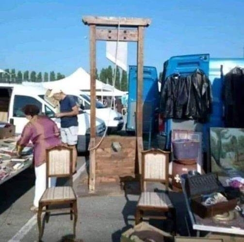 Eközben a bolhapiacon