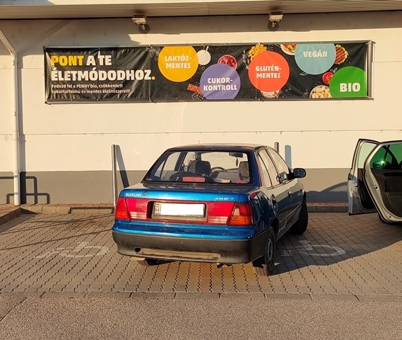 Parasztparkoló rovatunk ma az isaszegi Penny parkolóból jelentkezik