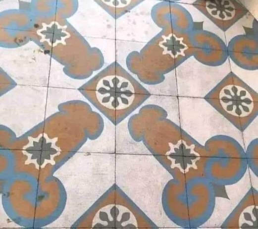 F@sza járólapot rakatott a tulaj